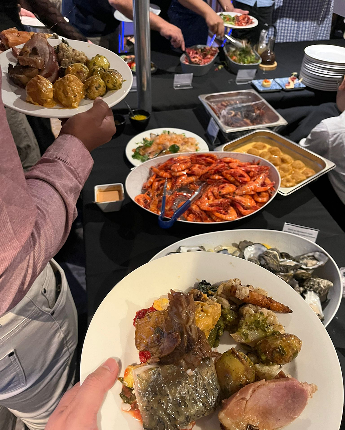 The hardest decision of the night: which dish to try first! 🍽️