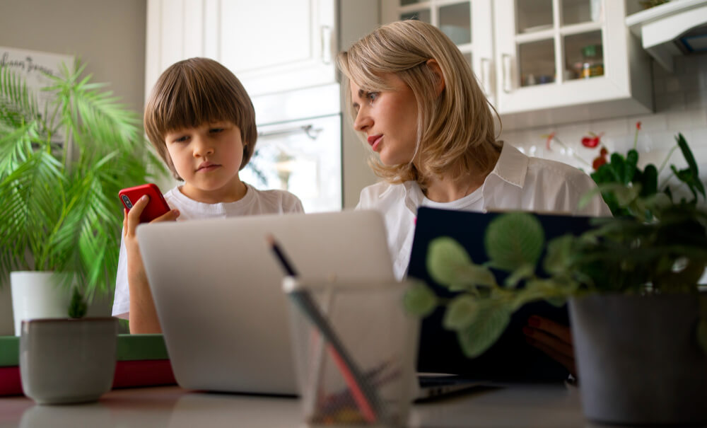 Image showcasing Psychologist Jean Twenge: Top screen time parenting rule for kids