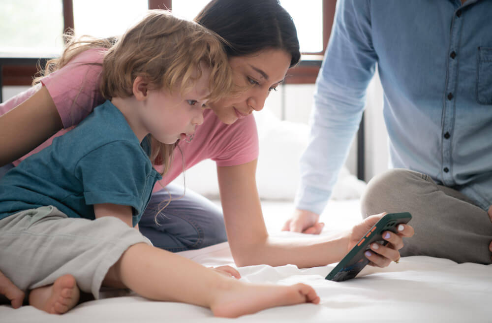 Keep track of kid'sonline activity Family